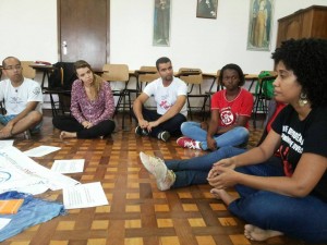 De vermelho, a jovem Aldiceia (PJ São Mateus-ES) acompanha sua primeira reunião da CRPJ