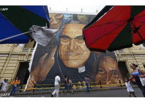 Povo Salvadorenho proclama Romero santo há anos.