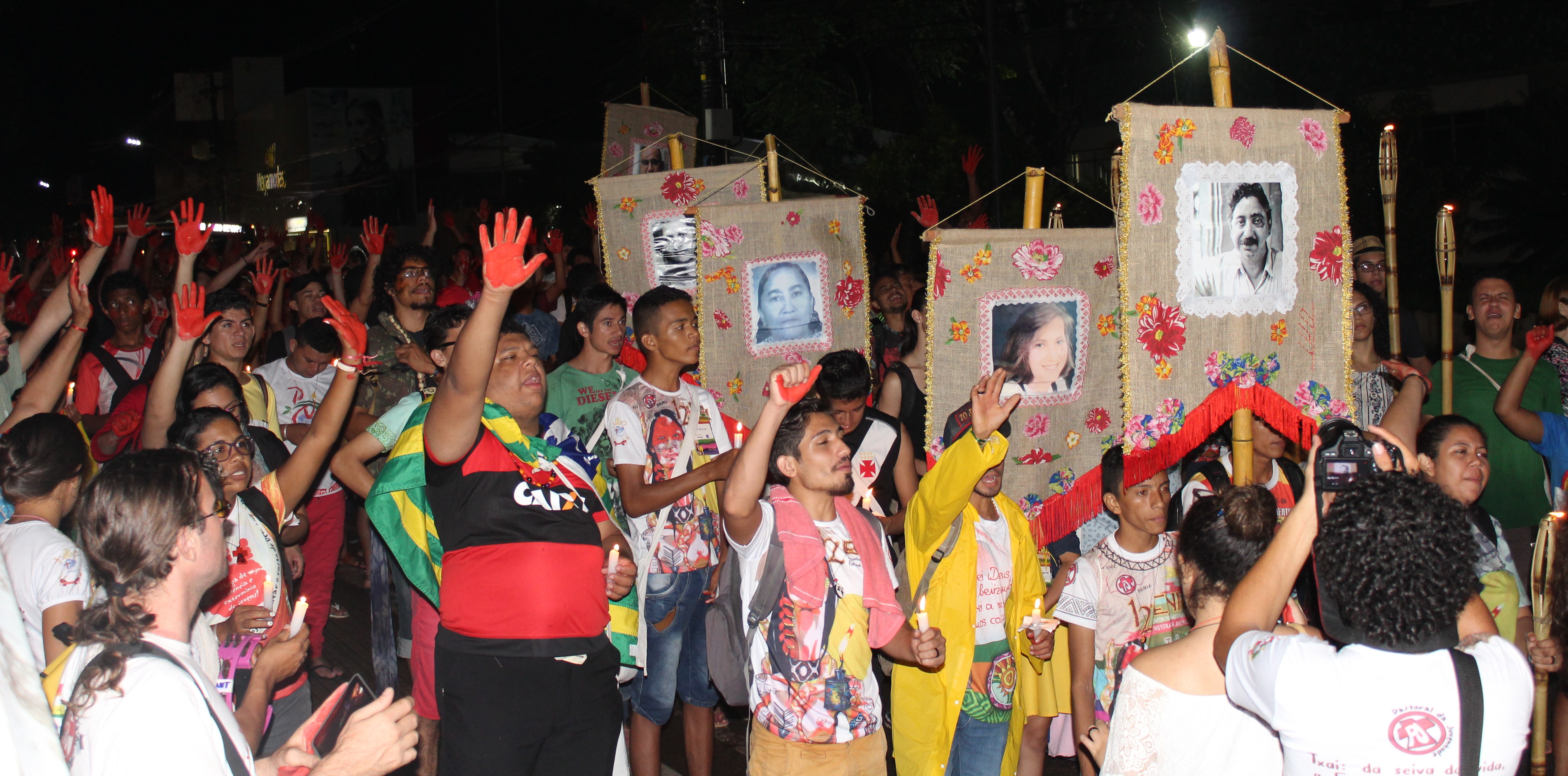  Centenas de jovens ocupam as ruas de Rio Branco para a Romaria dos Mártires